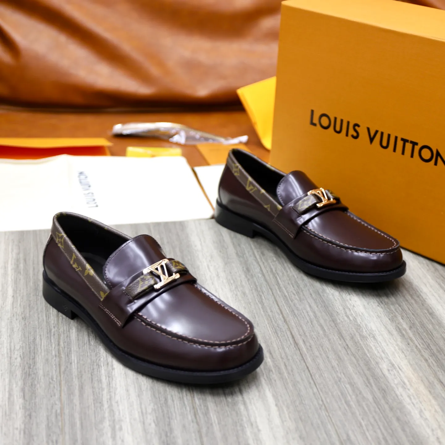 Men's Men's Shoes💰💰920LV Louis Vuitton Slip-on Loafers, top quality products from Guangzhou, ready for sale! This LV Glove loafer is made of selected soft cowhide, with a slightly wrinkled leather surface and a very high-end texture. Each pair is unique. The leather surface is light and soft, with a fine texture and good luster. It is a classic loafer style, with exquisite handmade mark stitching on the toe, and a square toe configuration to highlight the classic style. The horizontal band has hot-printed LV three-dimensional letters, semi-solid handcrafts and a genuine leather outsole, and a rubber patch on the heel to create wear-resistant performance and comfort. One of the must-have loafers for men! Comes with full original packaging! Code number: 38-39-40-41-42-43-44 (38, 45, 46 customized) standard leather shoe code
